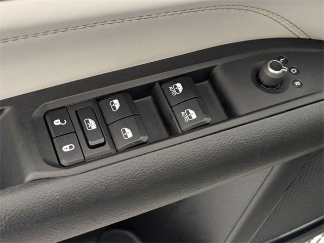 Used 2023 Jeep Compass Limited image 11