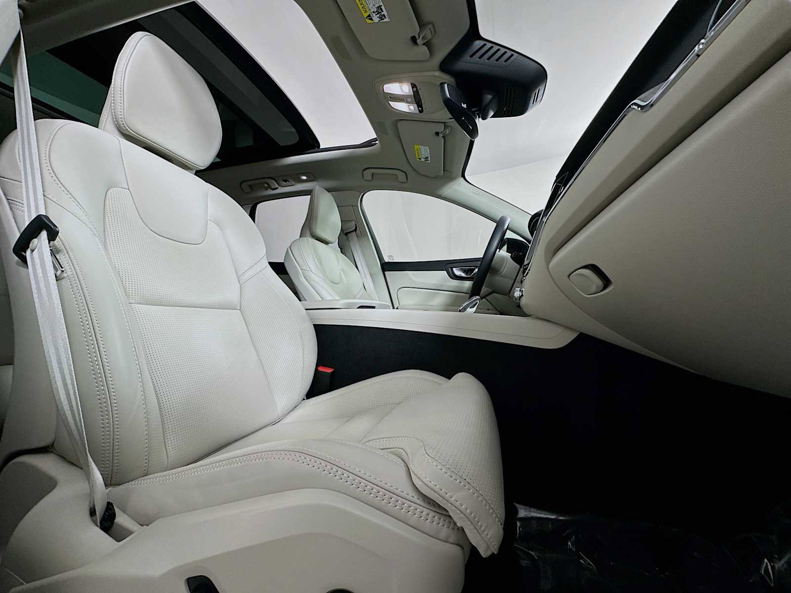 Used 2025 Volvo XC60 B5 Ultra w/ Protection Package Premier image 27