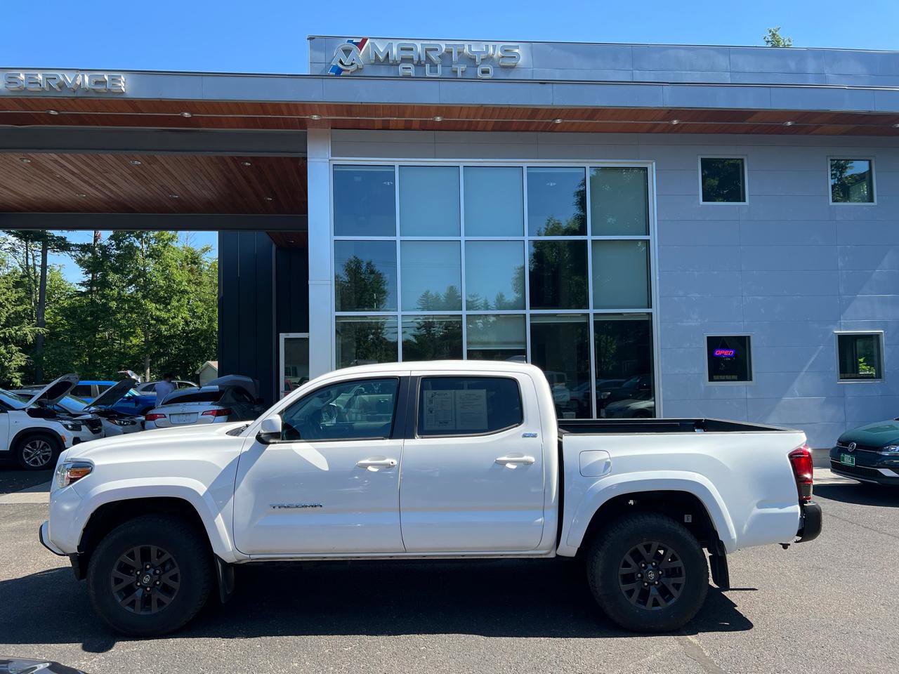 Used 2022 Toyota Tacoma SR5 AWD/4WD image 2