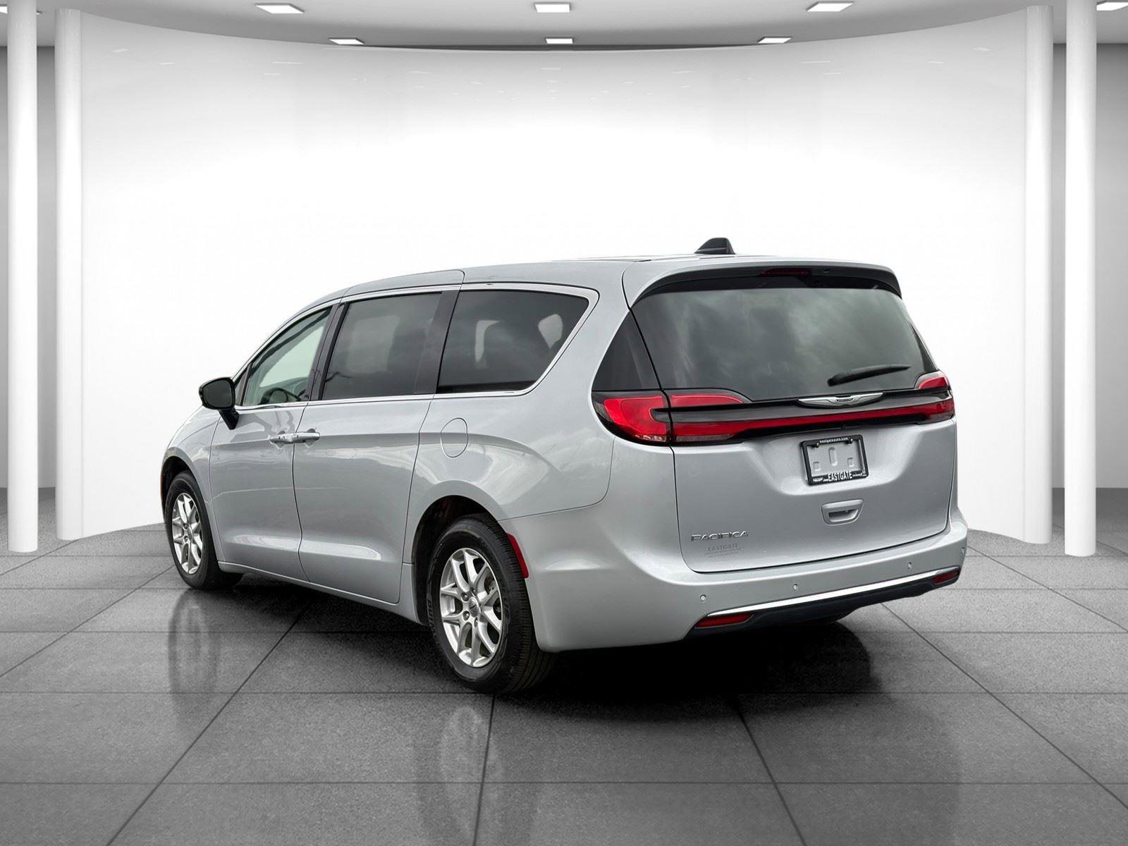 Used 2024 Chrysler Pacifica Touring-L FWD image 5