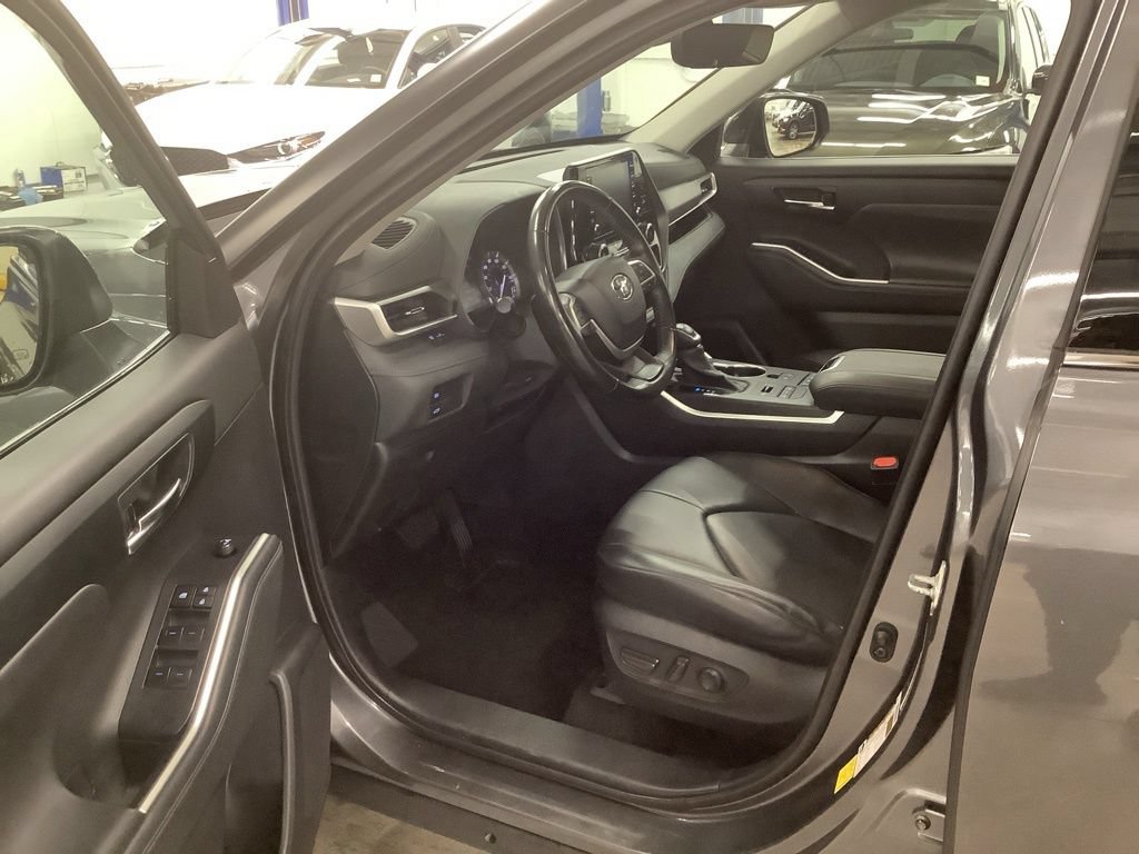 Used 2022 Toyota Highlander XLE AWD/4WD image 13