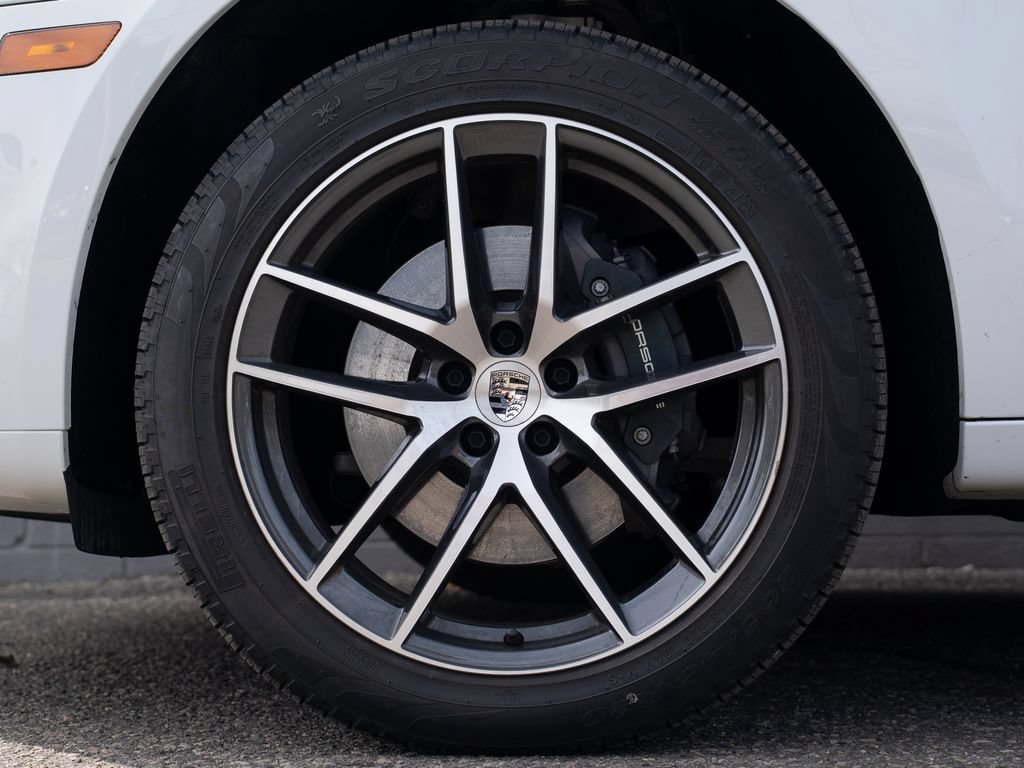 Certified 2025 Porsche Macan AWD/4WD image 12