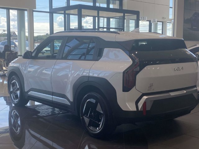 New 2027 Kia EV3 FWD image 4
