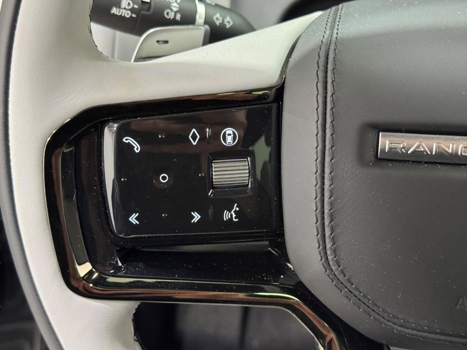 New 2026 Land Rover Range Rover Velar Dynamic SE image 25