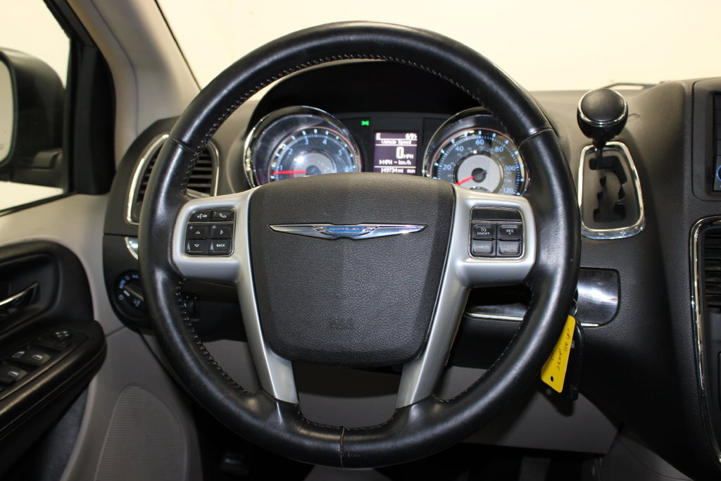 Used 2014 Chrysler Town & Country Touring FWD image 18