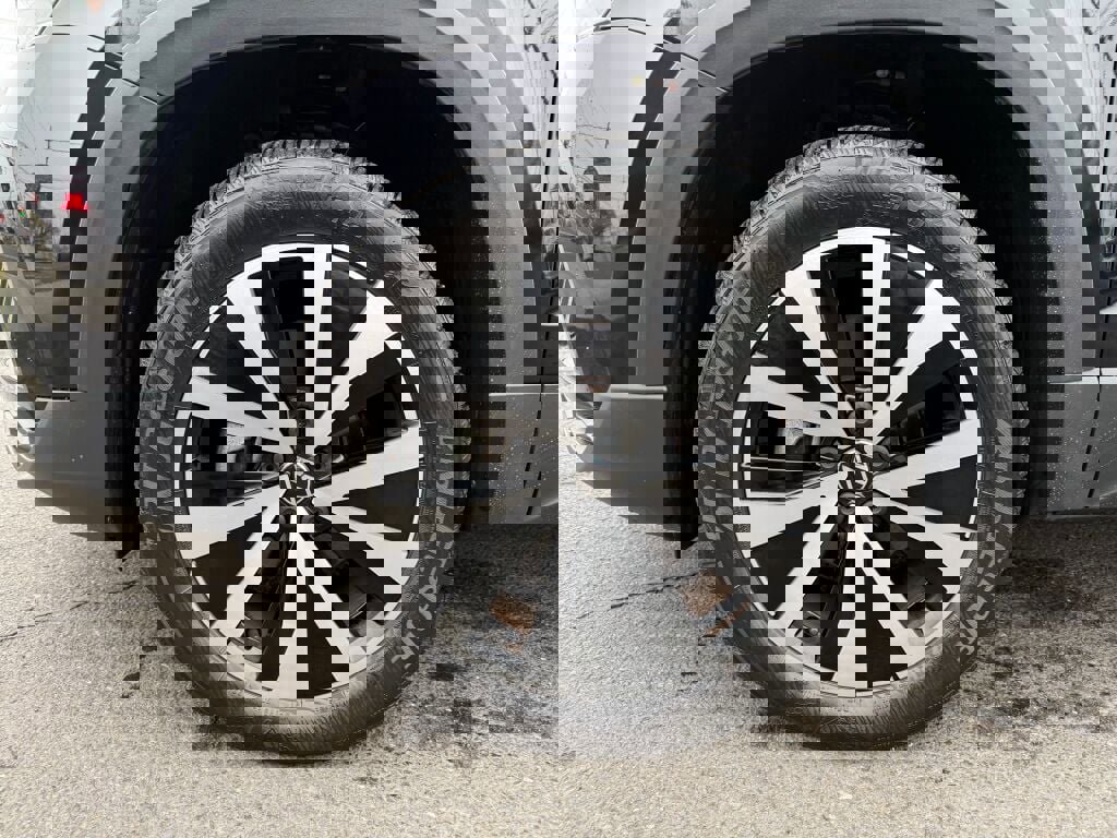 Used 2023 Volkswagen Taos SE w/ Panoramic Sunroof Package image 35