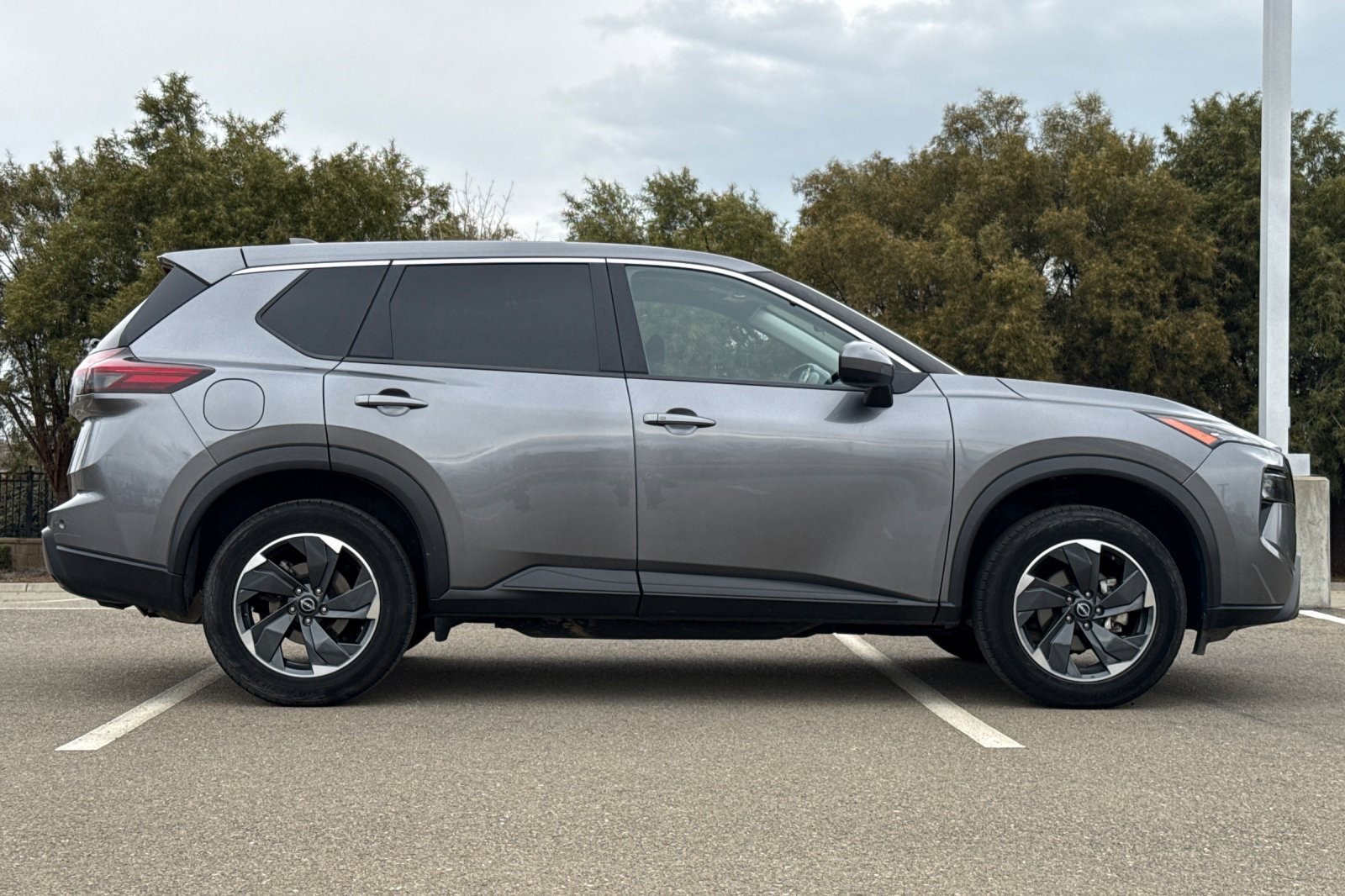 Used 2024 Nissan Rogue SV image 3