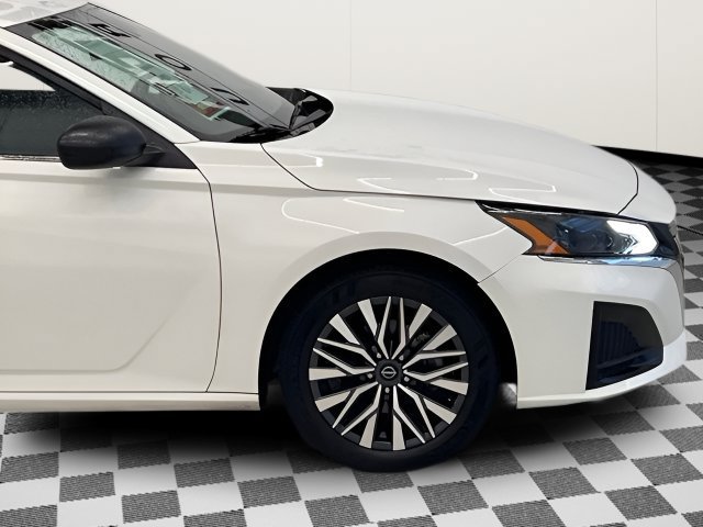 Used 2025 Nissan Altima 2.5 SV FWD image 5