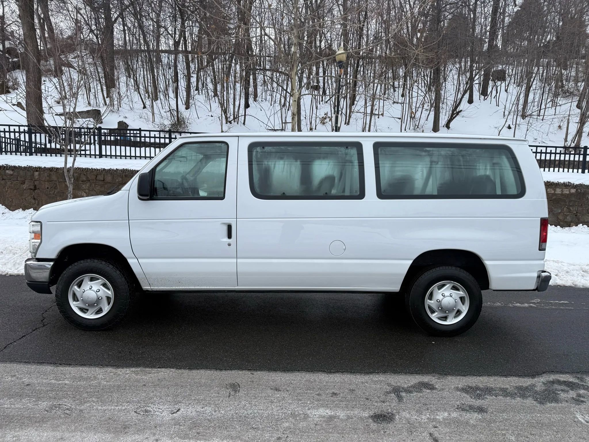 Used 2013 Ford E-350 and Econoline 350 XLT image 4