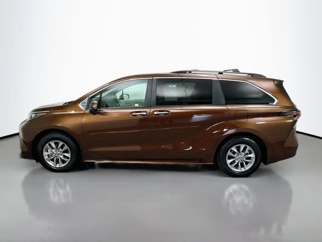 Used 2024 Toyota Sienna XLE w/ XLE Plus Package FWD image 4