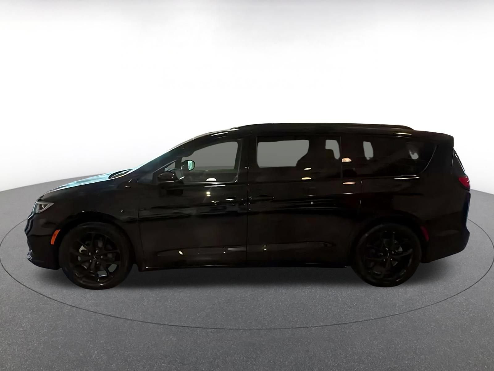 Used 2025 Chrysler Pacifica Limited FWD image 6
