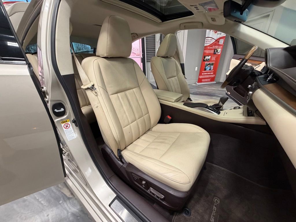 Used 2017 Lexus ES 300h w/ Luxury Package image 4