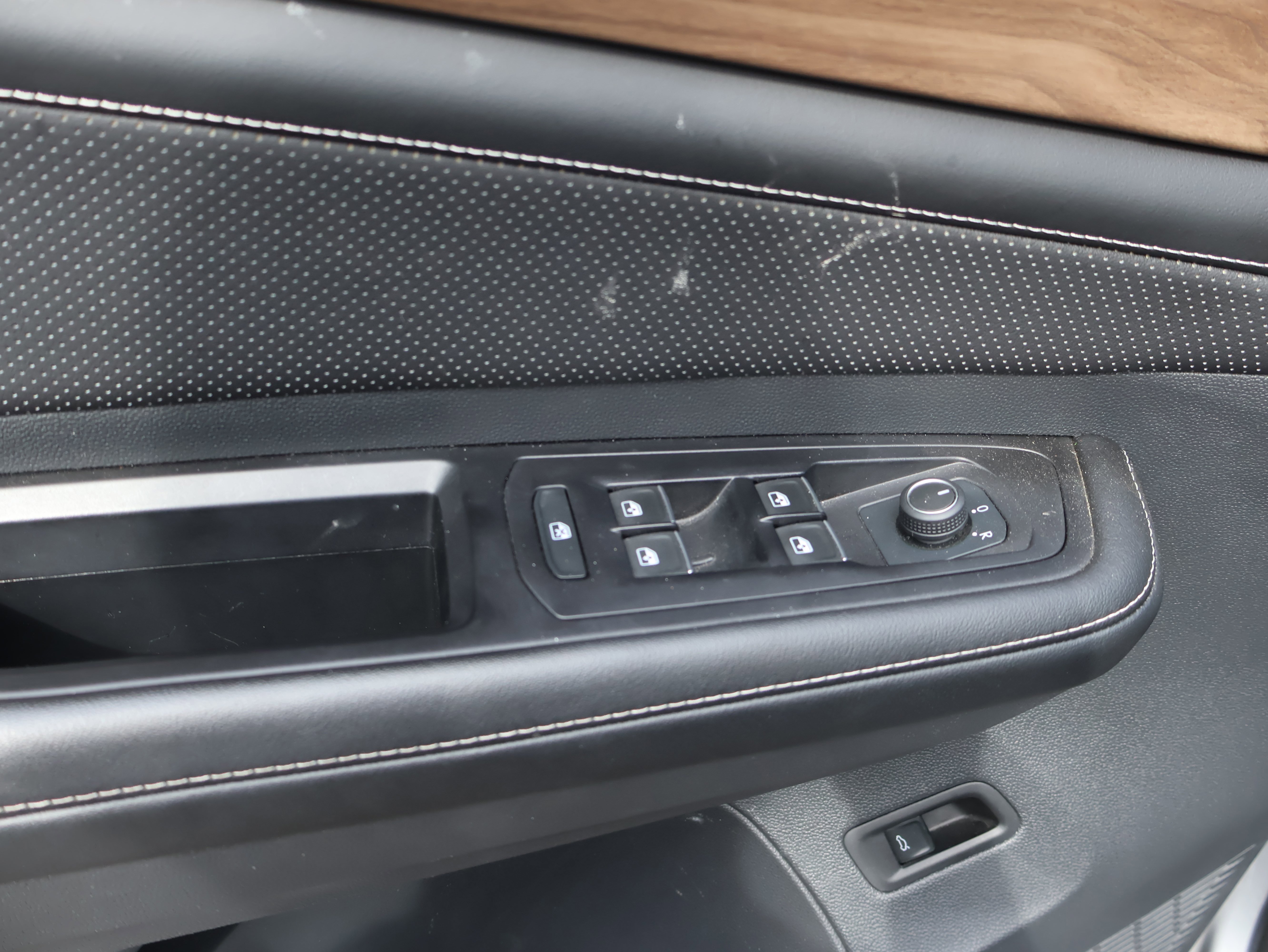 Used 2024 Volkswagen Atlas SE image 33