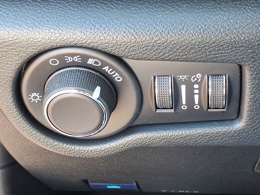 New 2026 Chrysler Voyager LX FWD image 18