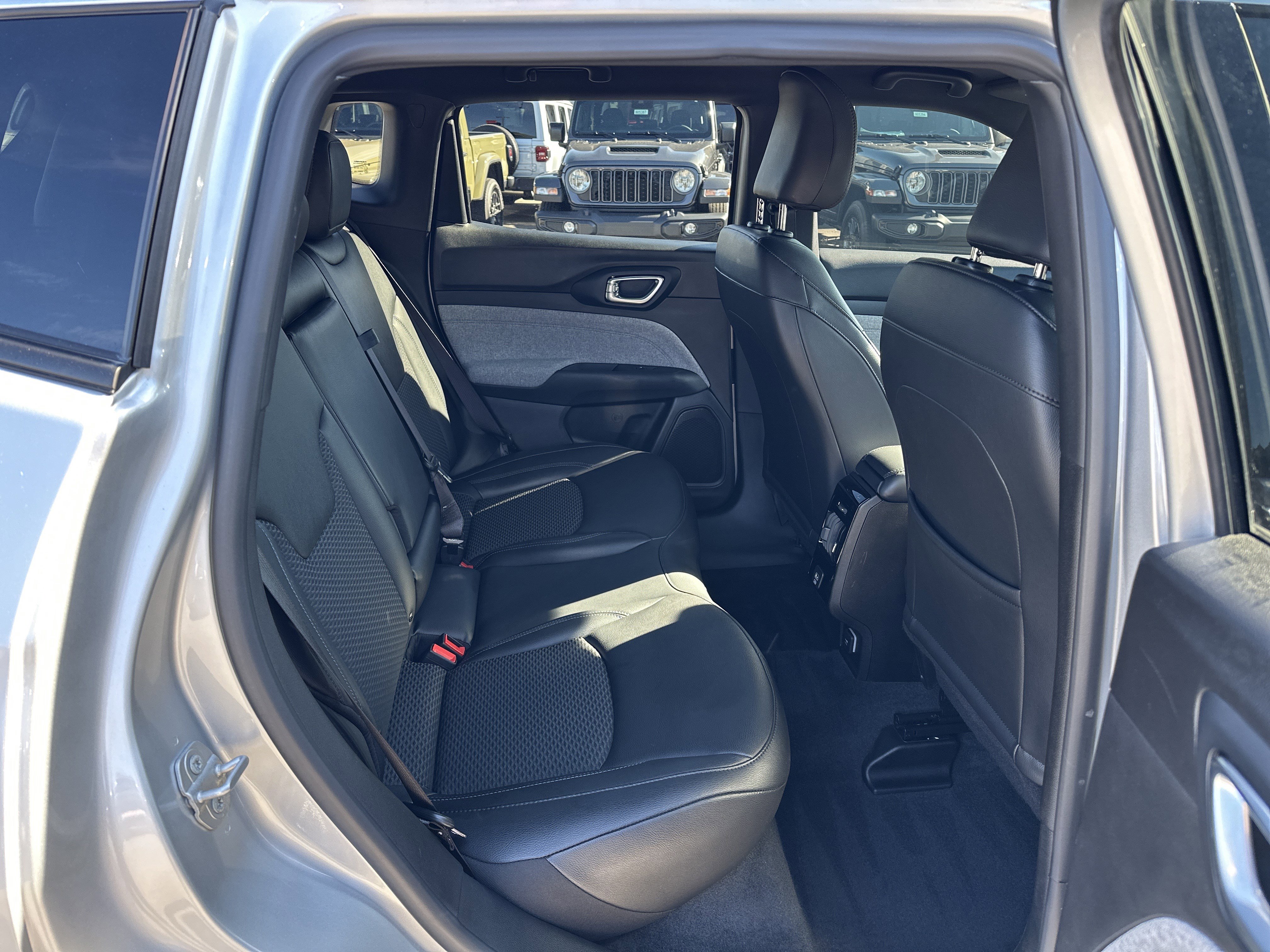 Used 2025 Jeep Compass Latitude image 15