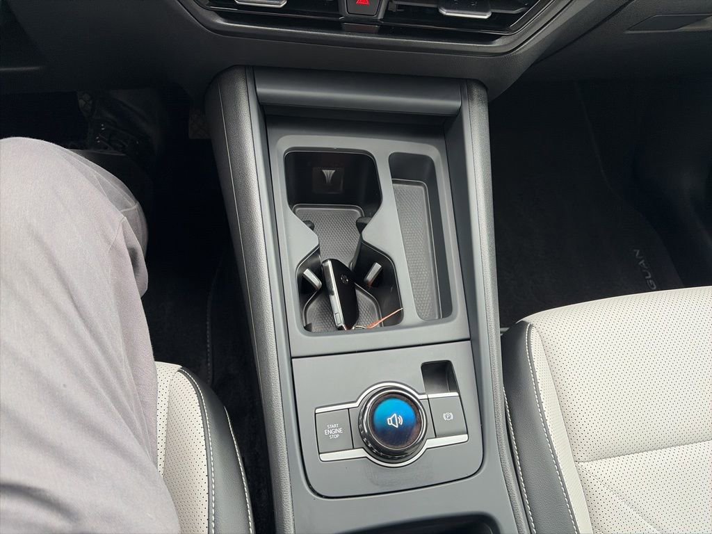 Certified 2025 Volkswagen Tiguan SE image 19