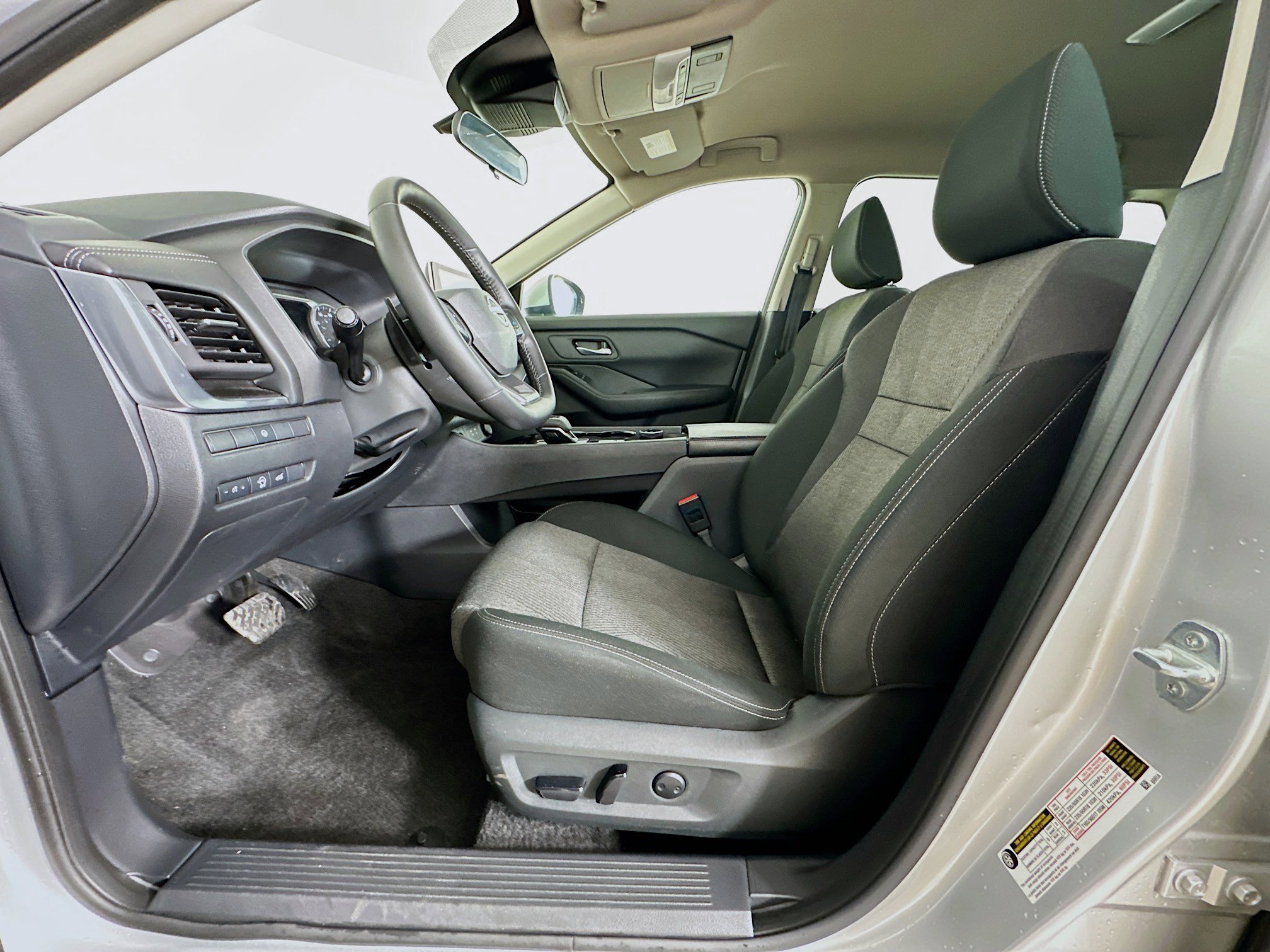 Used 2025 Nissan Rogue SV image 13