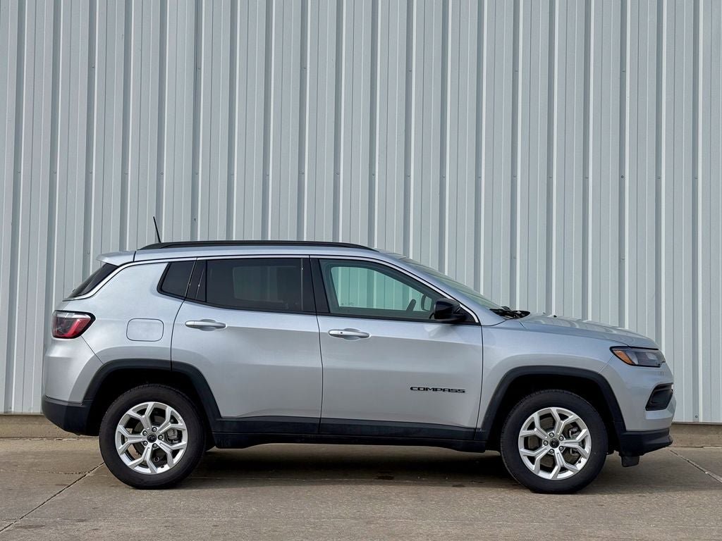 Used 2025 Jeep Compass Latitude AWD/4WD image 7