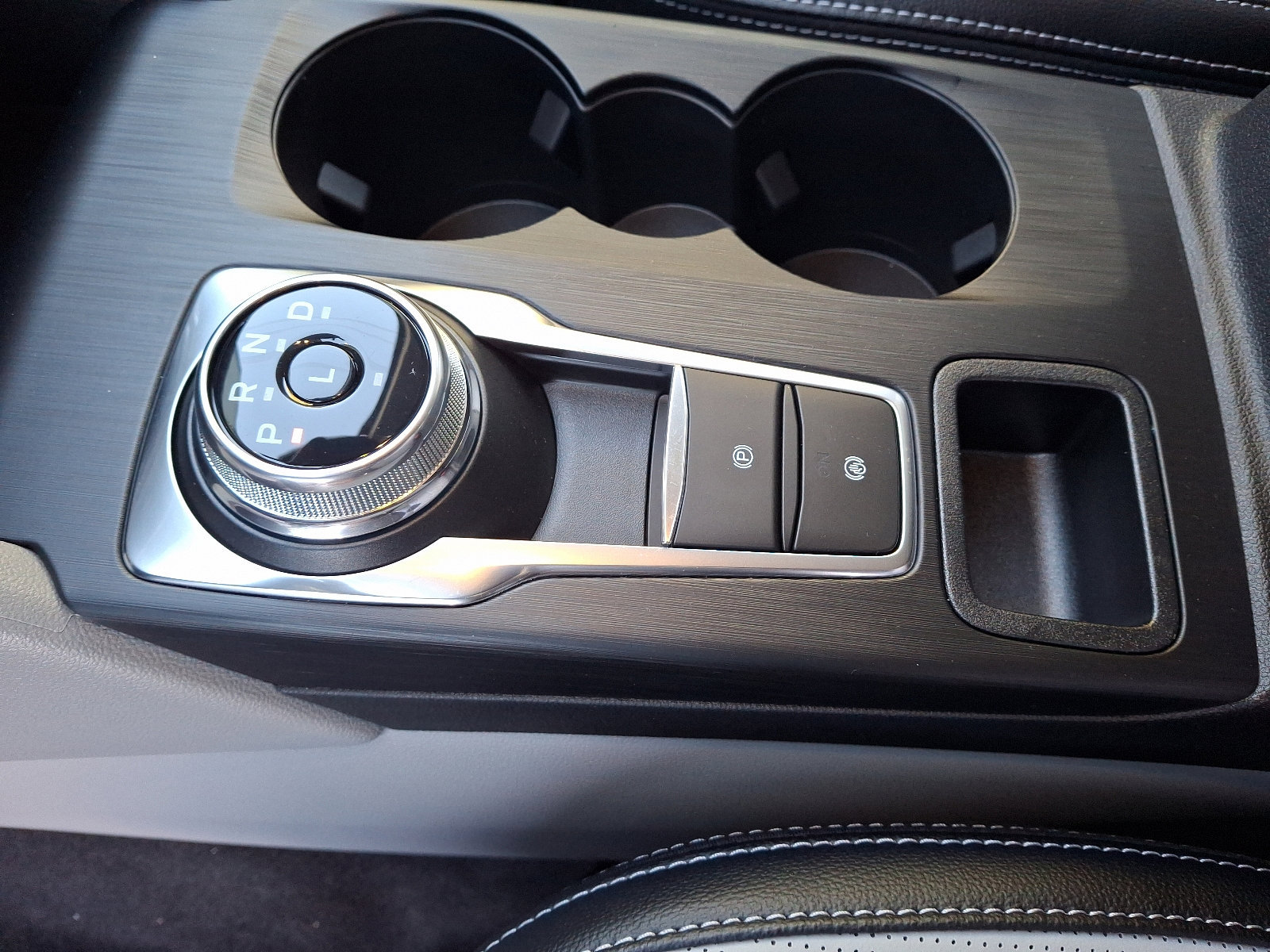 New 2025 Ford Escape SE w/ PHEV Premium Package FWD image 17