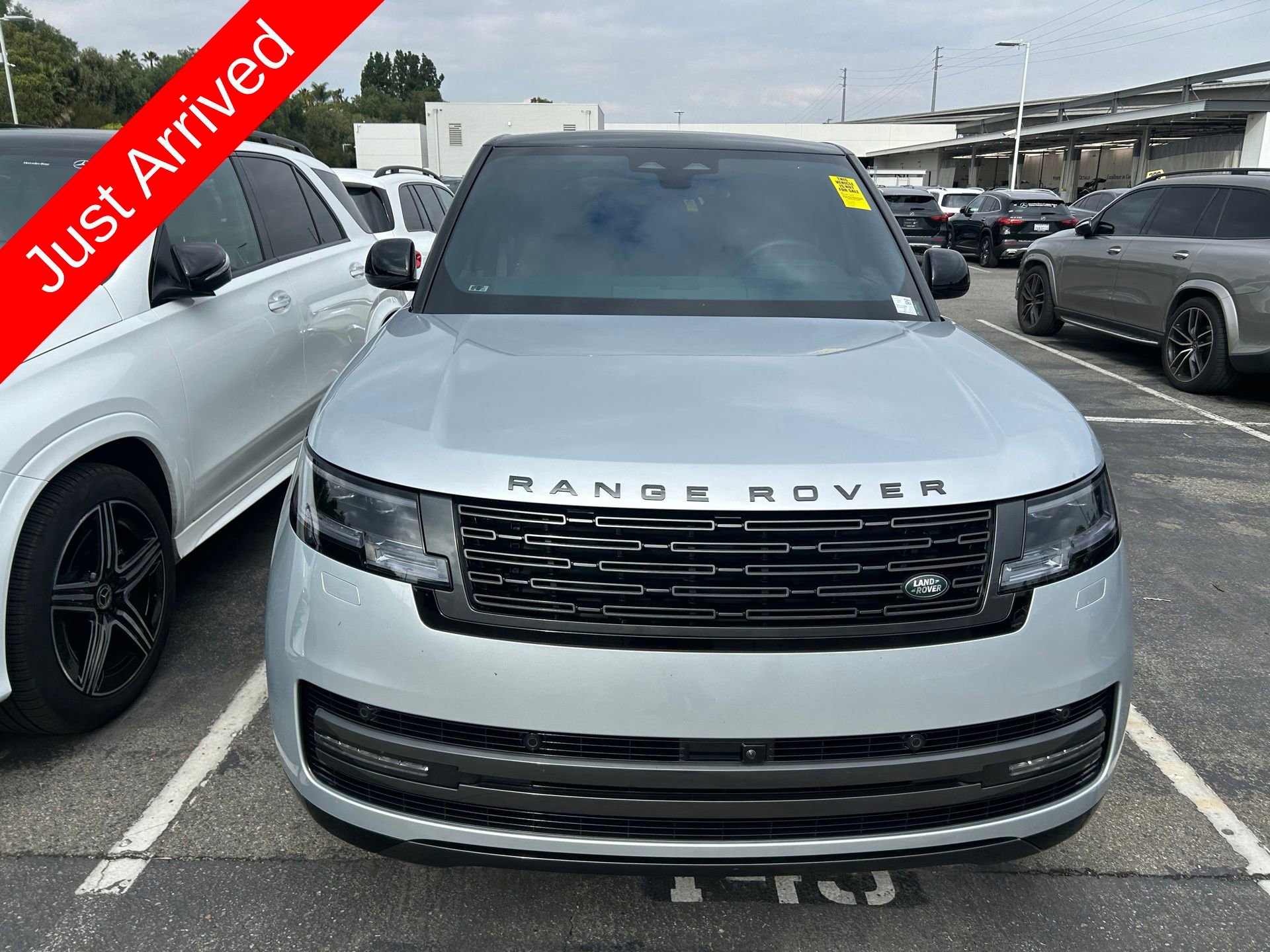 Used 2025 Land Rover Range Rover SE image 2