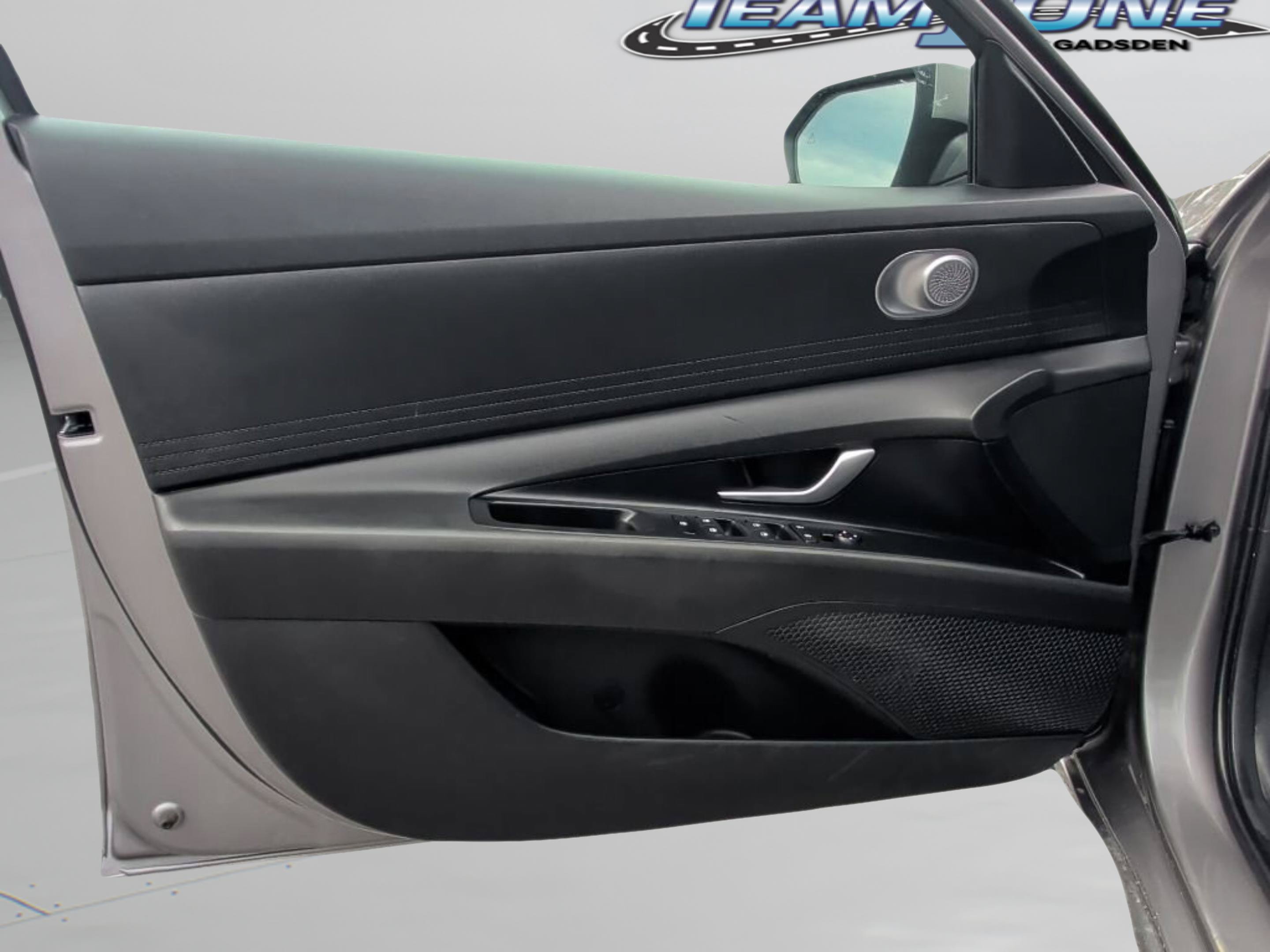 Used 2023 Hyundai Elantra SEL w/ Preferred Accessory Package FWD image 17