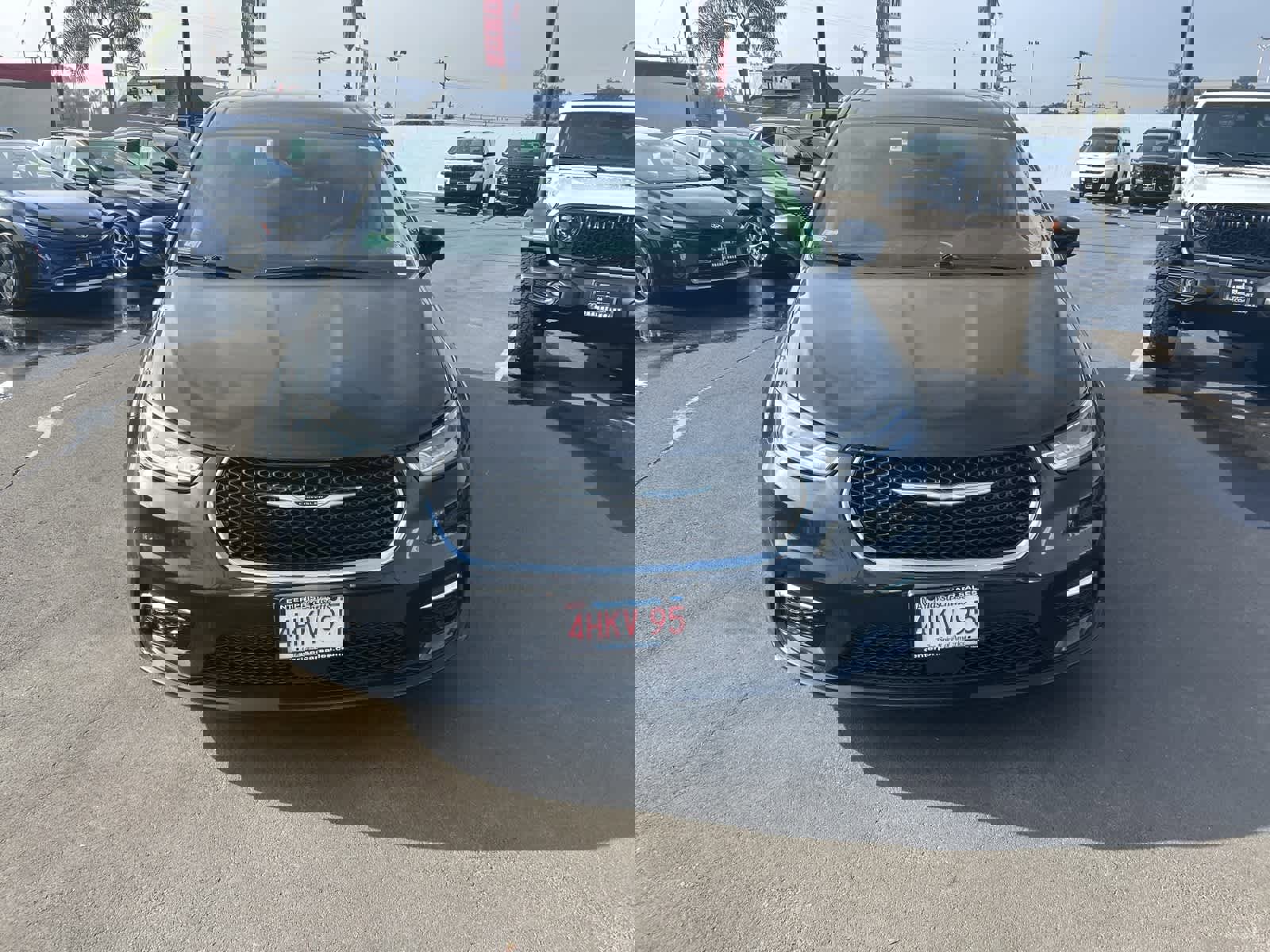 Used 2023 Chrysler Pacifica Touring-L image 7