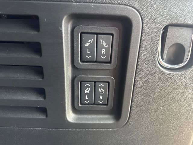 Used 2025 Chevrolet Traverse RS image 36