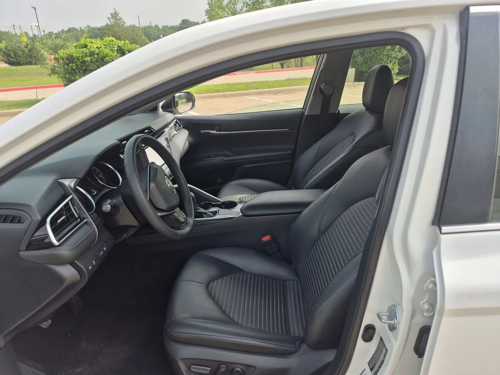 Used 2018 Toyota Camry SE FWD image 12