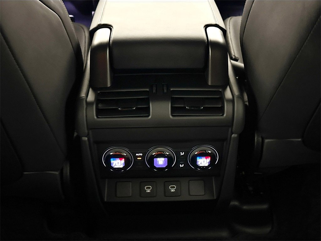 Used 2025 Land Rover Defender 110 image 28
