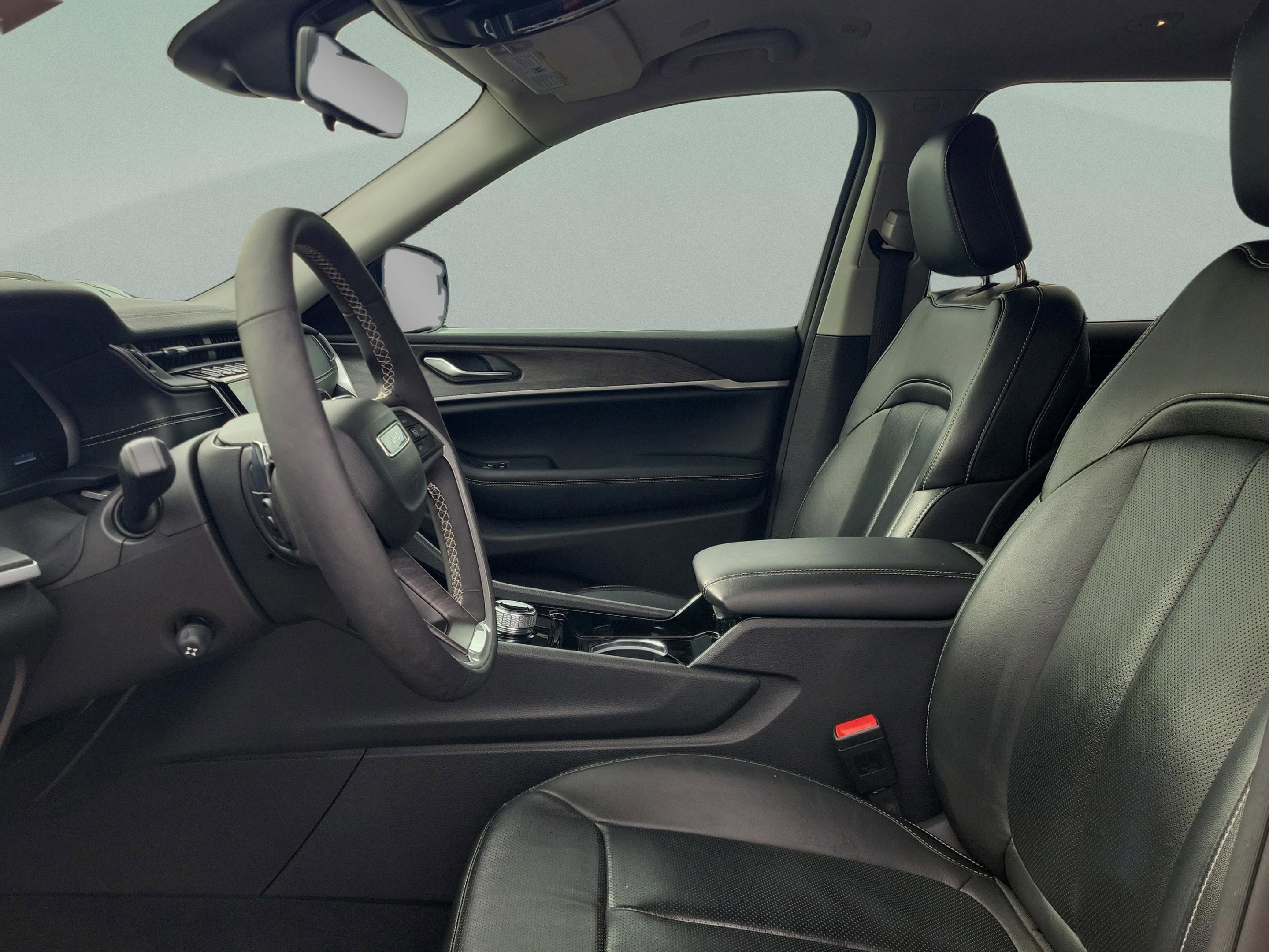 Used 2023 Jeep Grand Cherokee L Limited w/ Luxury Tech Group II image 18