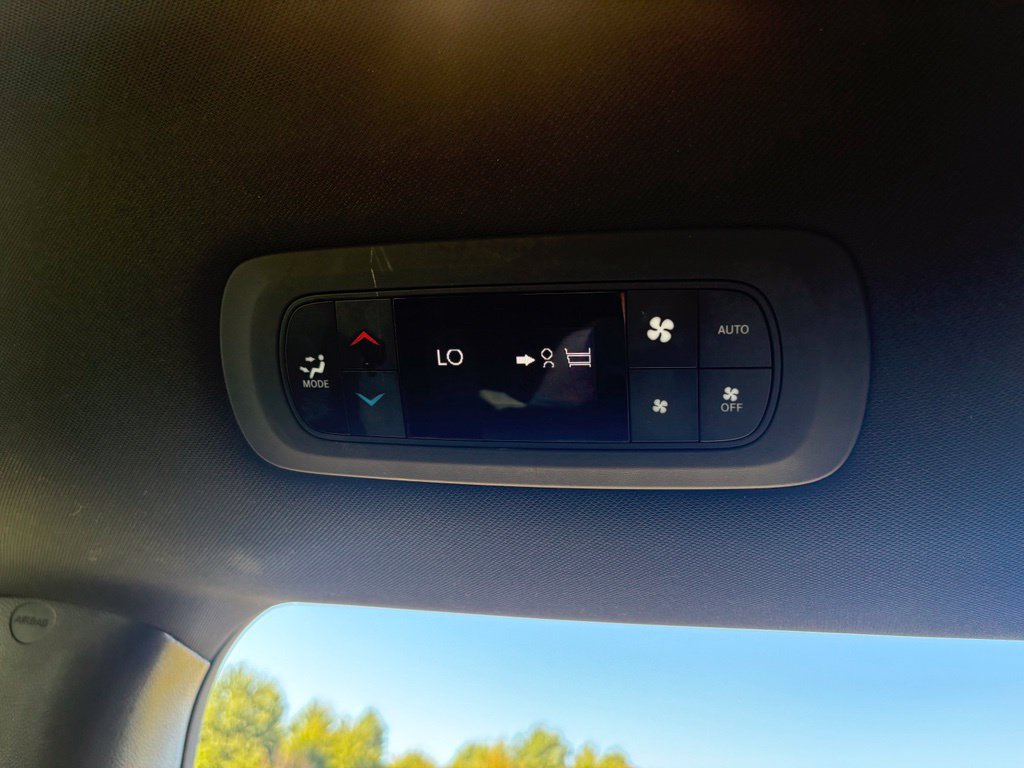 Used 2023 Chrysler Pacifica Touring FWD image 36