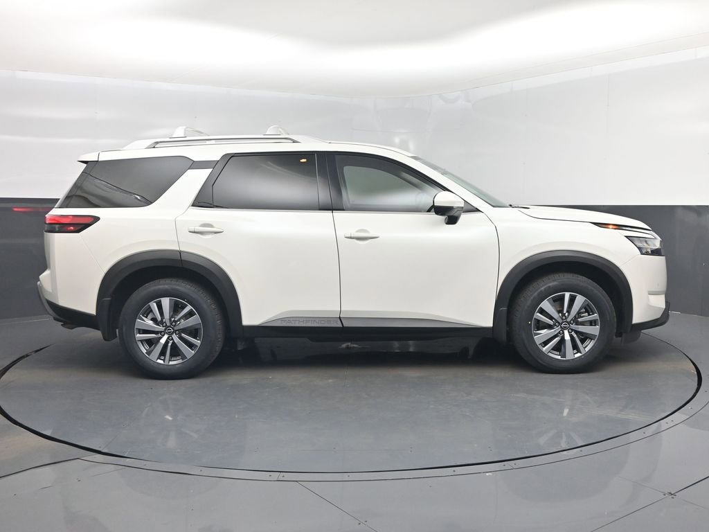 Used 2024 Nissan Pathfinder SL image 2