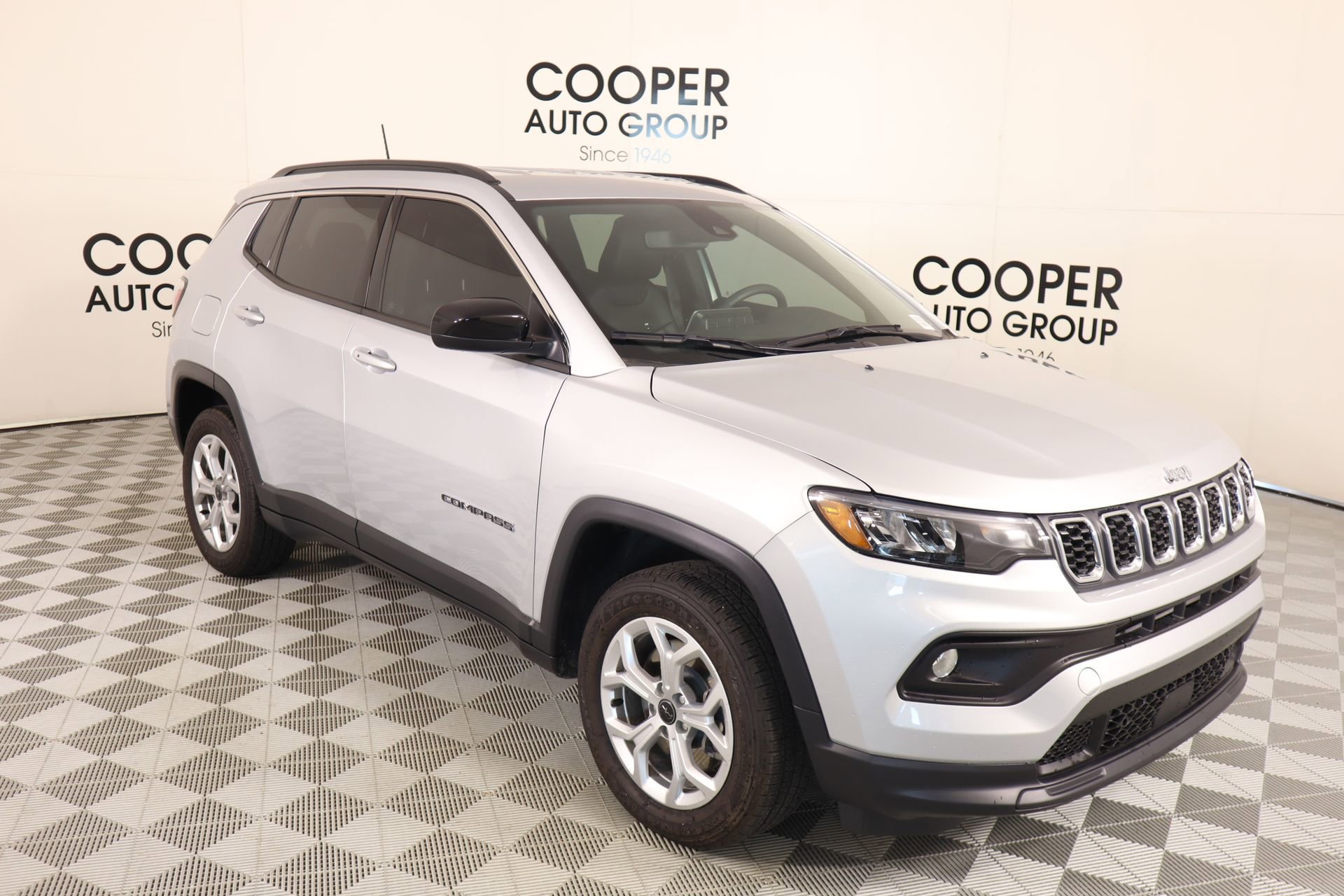 Used 2025 Jeep Compass Latitude image 1