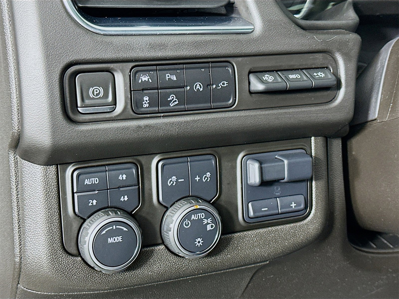 Used 2021 Chevrolet Suburban Premier w/ Premium Package image 10