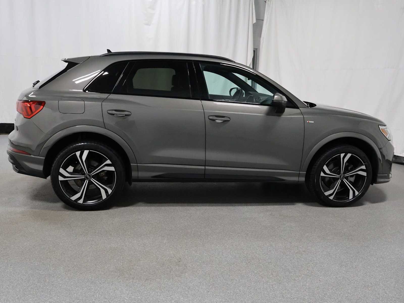 Used 2023 Audi Q3 2.0T Premium Plus w/ Premium Plus Package AWD/4WD image 9