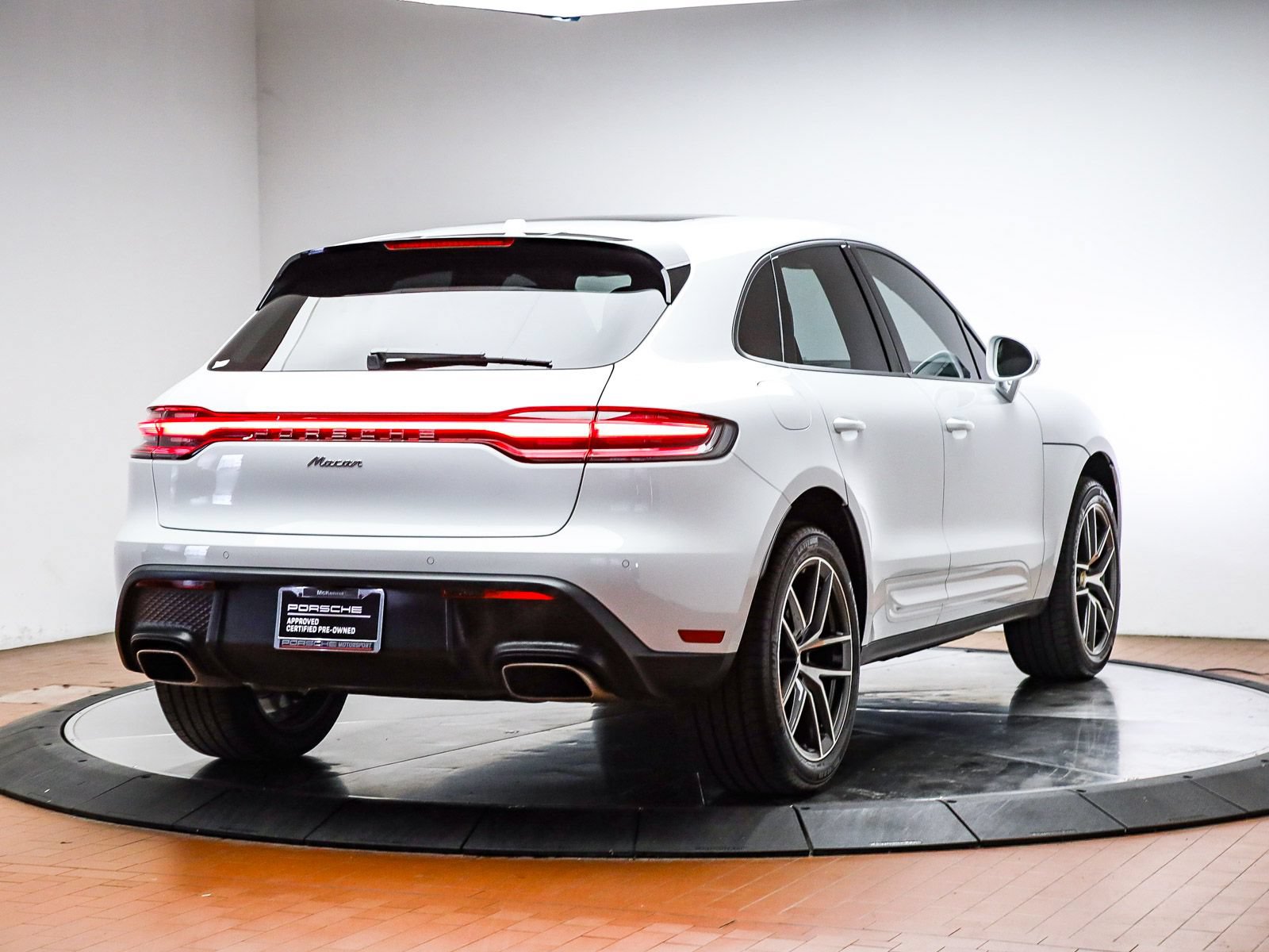 Certified 2026 Porsche Macan AWD/4WD image 6