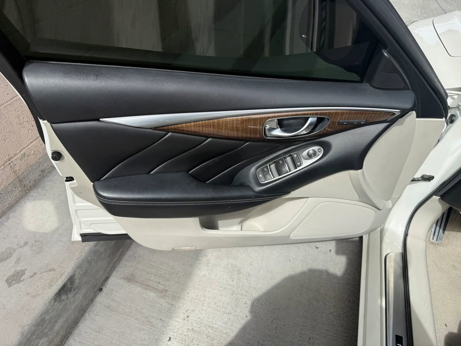 Used 2014 INFINITI Q50 AWD w/ Deluxe Touring Package image 15
