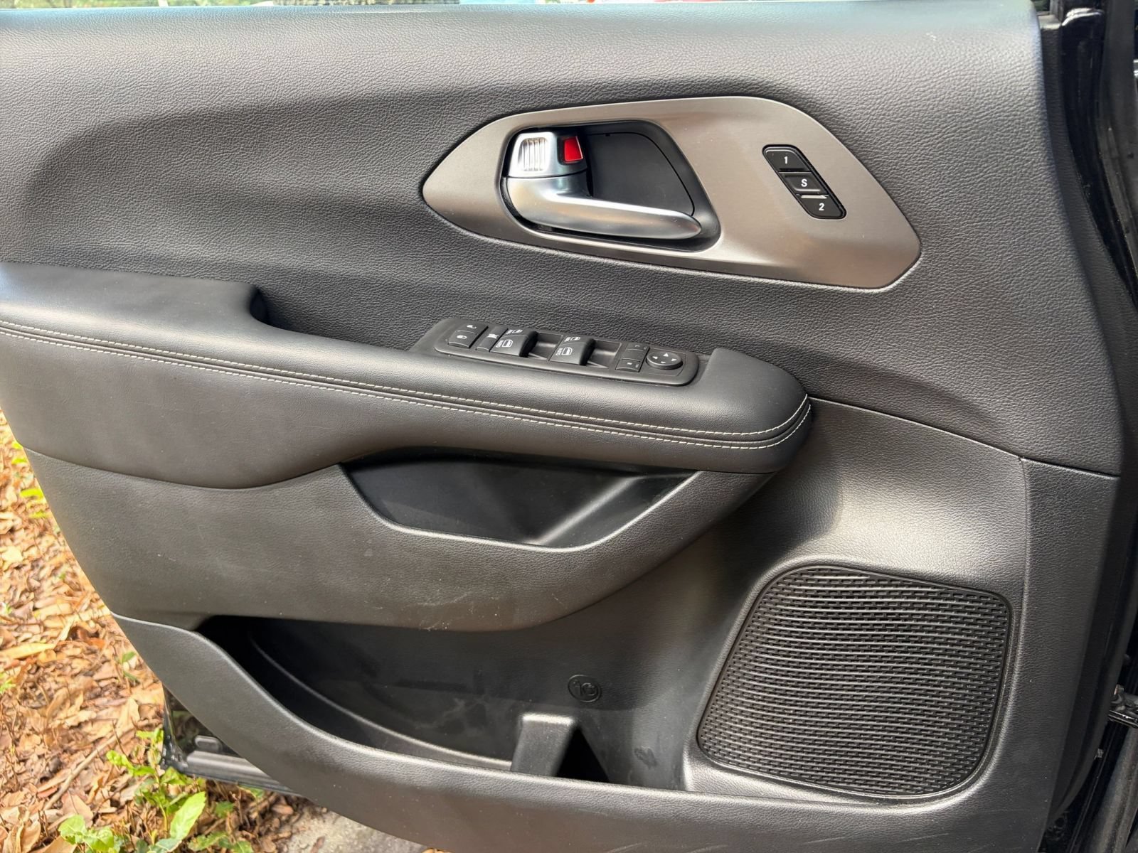 Used 2025 Chrysler Pacifica Select FWD image 18