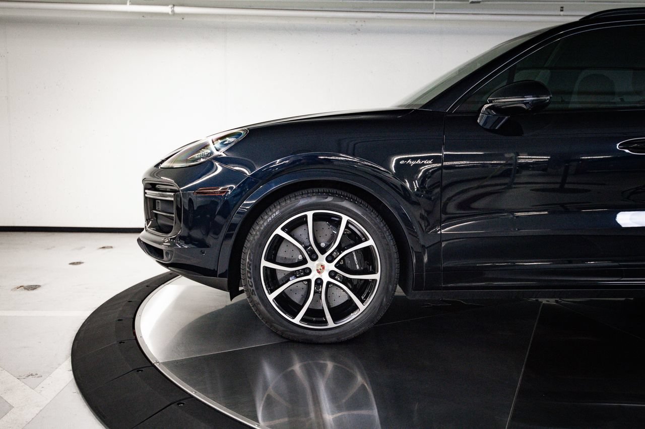 Certified 2022 Porsche Cayenne Turbo S AWD/4WD image 11