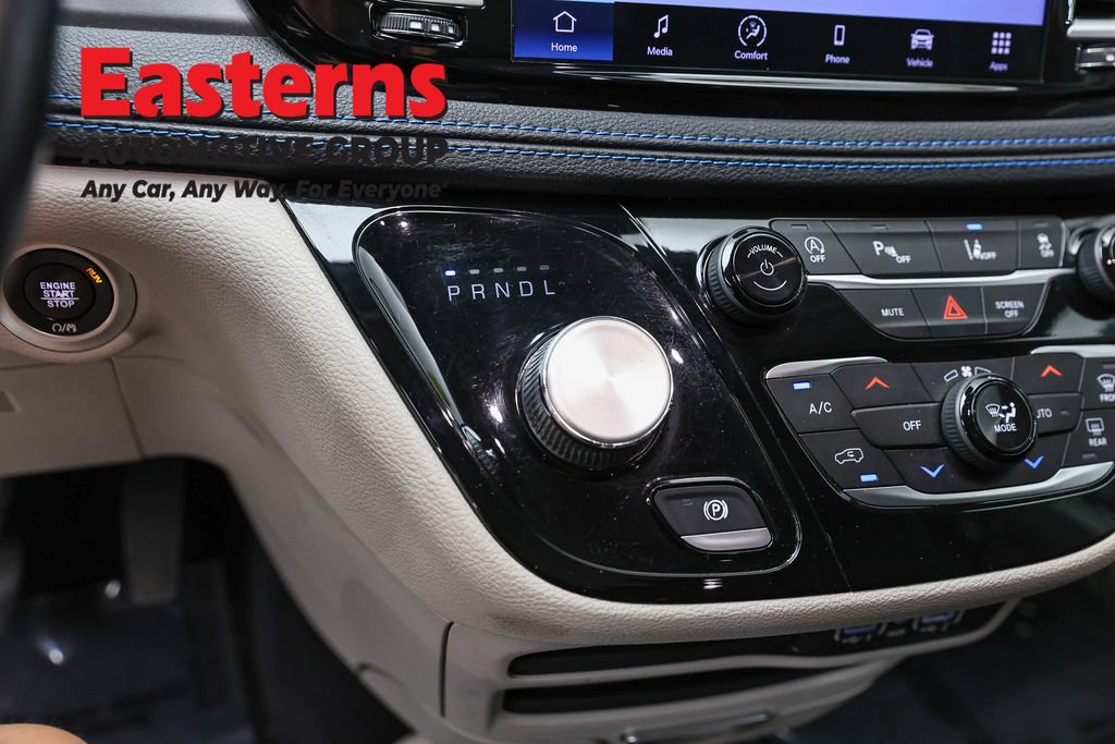 Used 2021 Chrysler Pacifica Touring-L FWD image 13