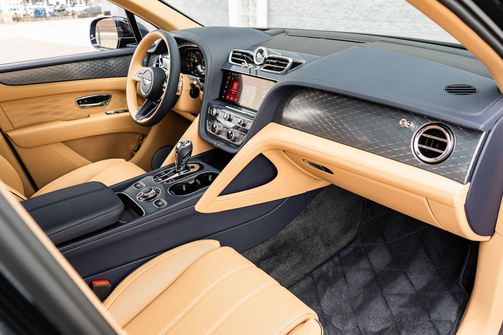 Used 2025 Bentley Bentayga image 2