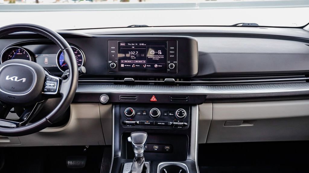 Used 2024 Kia Carnival LX image 16