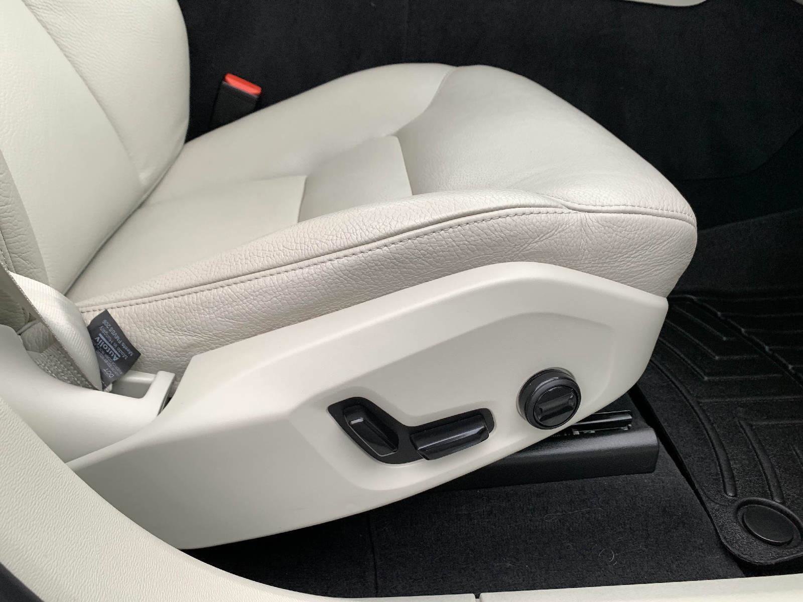 Used 2021 Volvo XC60 T6 Momentum w/ Premium Package image 43