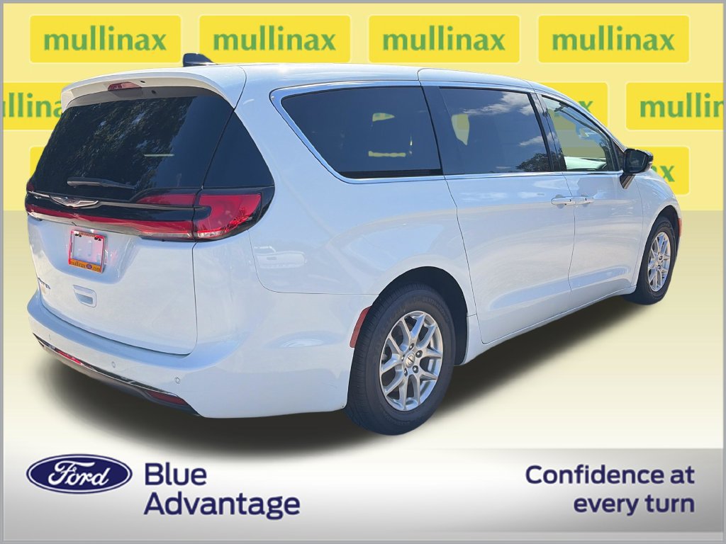 Used 2025 Chrysler Pacifica Select FWD image 4