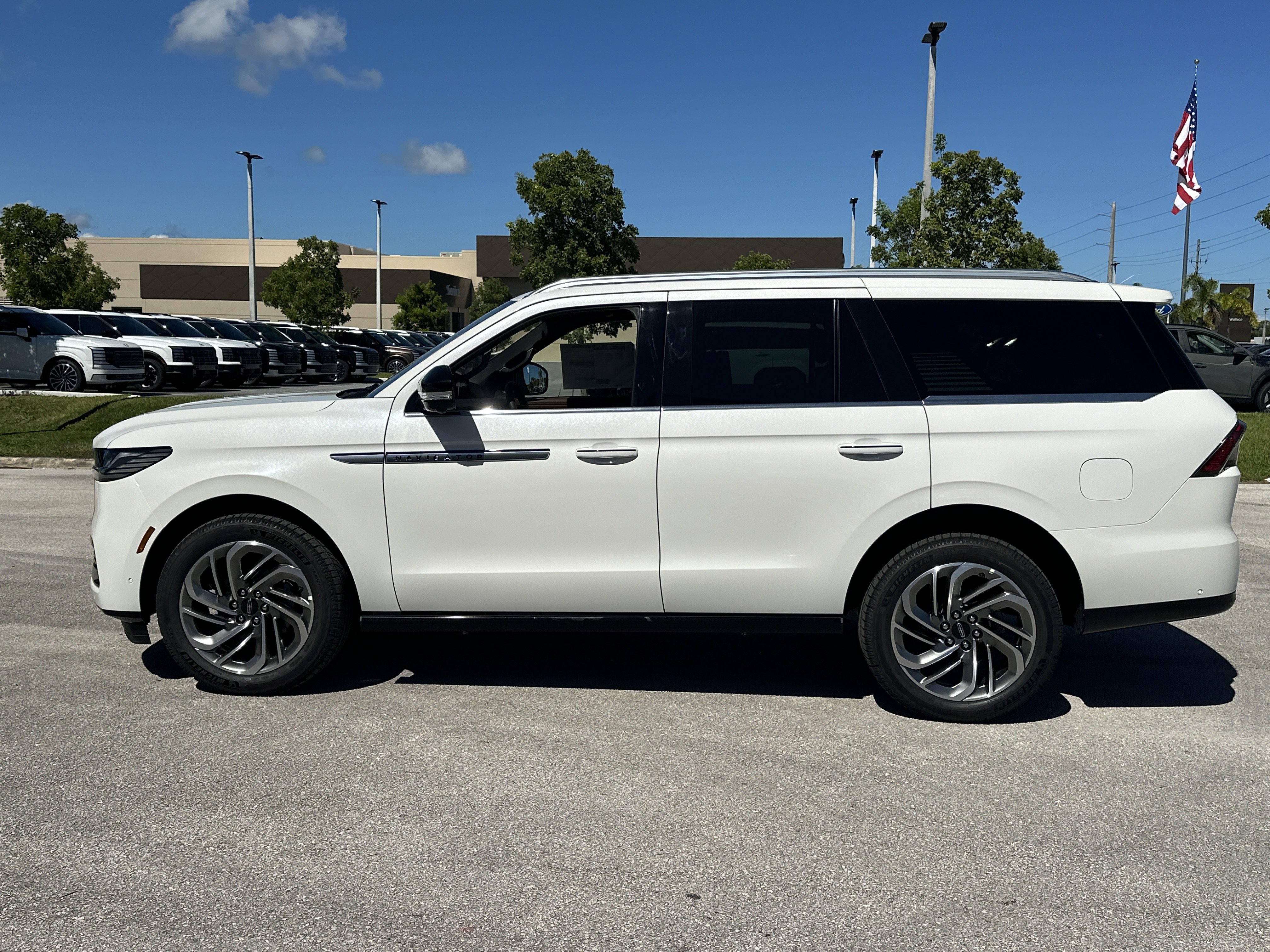 New 2025 Lincoln Navigator Reserve image 9