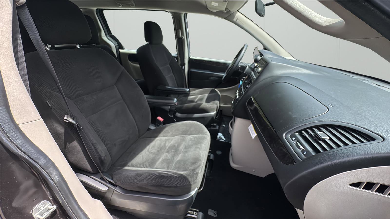 Used 2015 Dodge Grand Caravan American Value Package FWD image 16