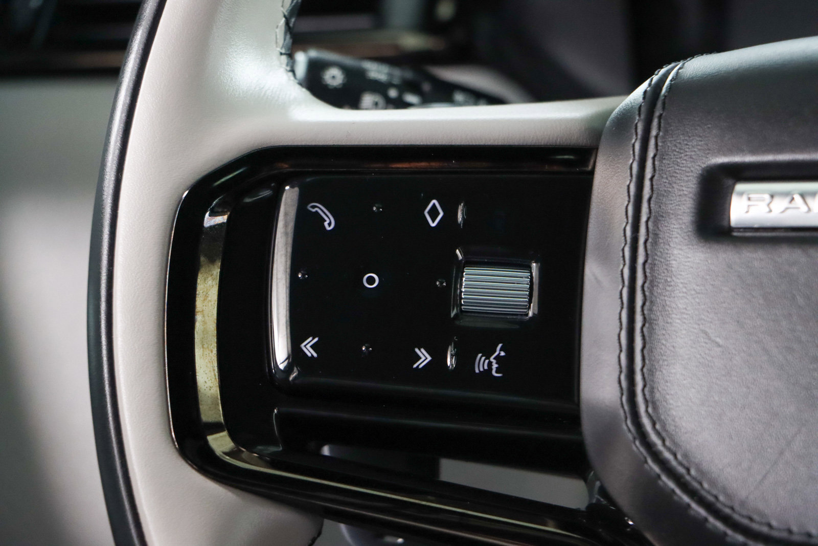 Used 2024 Land Rover Range Rover Velar Dynamic SE image 13