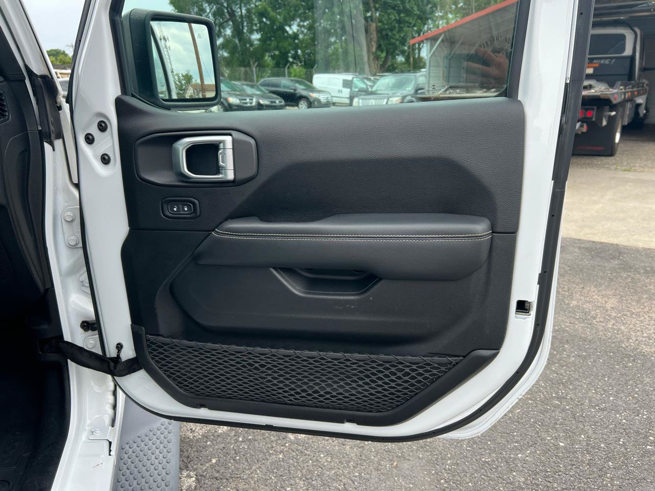 Used 2019 Jeep Wrangler Unlimited Sahara AWD/4WD image 17