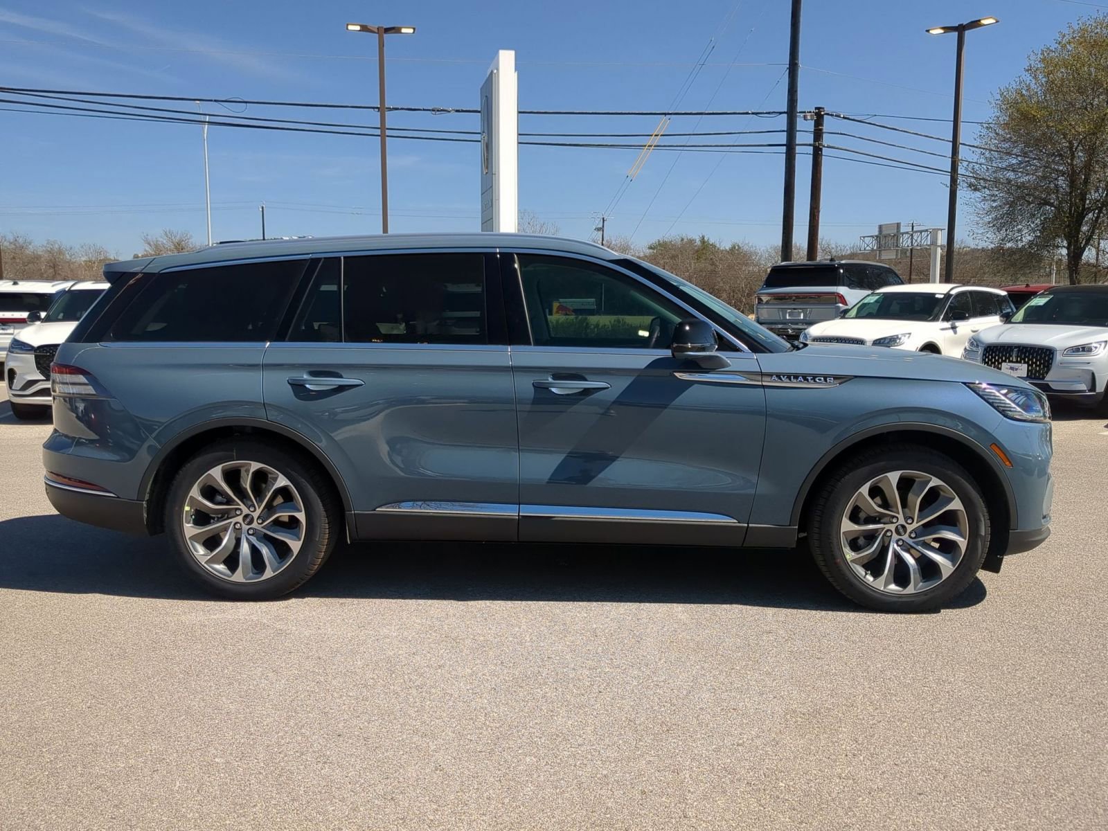 New 2026 Lincoln Aviator 2WD image 2