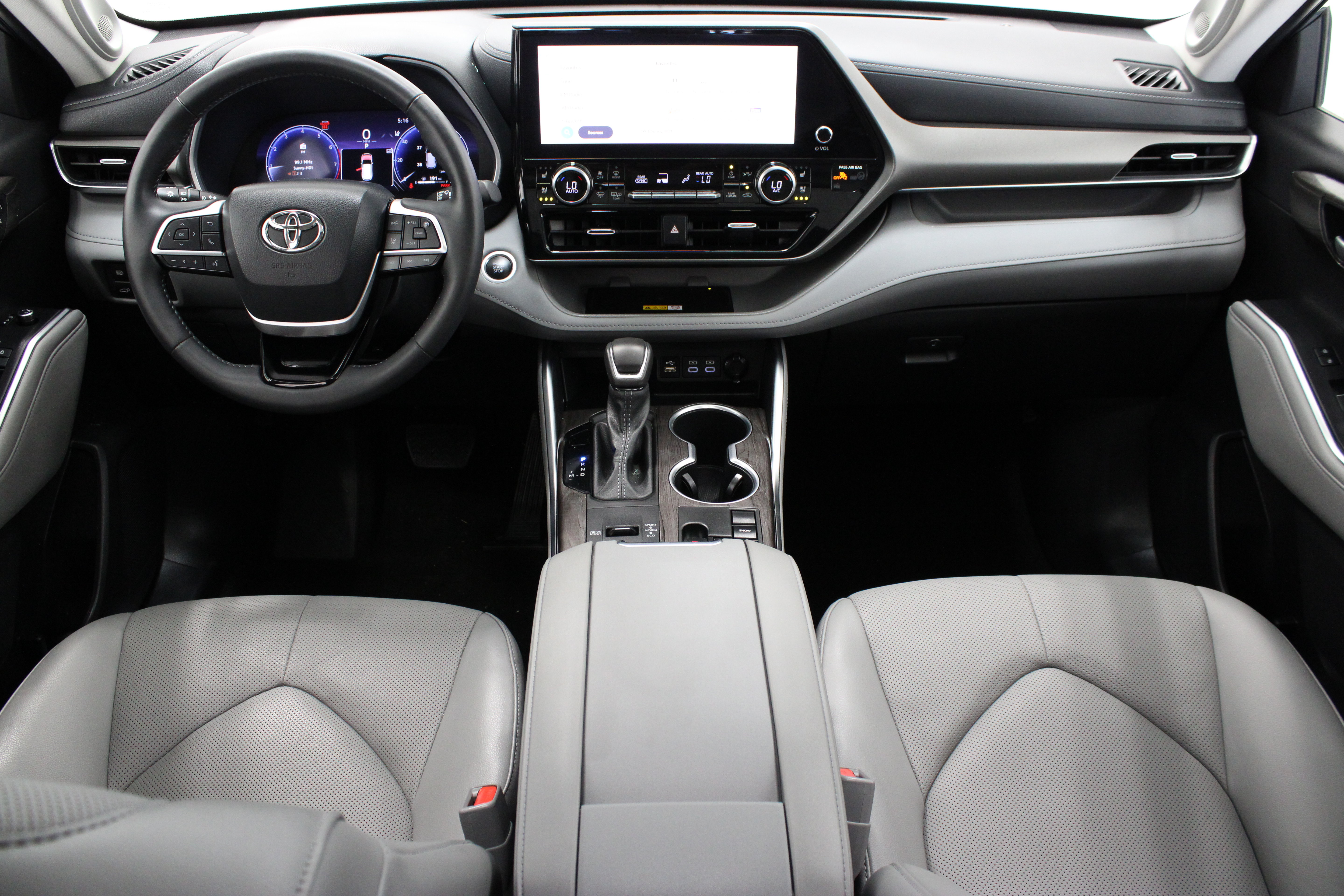 Used 2024 Toyota Highlander Limited FWD image 32